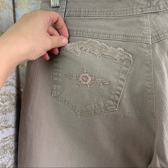 VINTAGE🧚♀️Gloria Vanderbilt Gray Embroidered Women’s Denim Shorts Size 12 - Picture 9 of 13